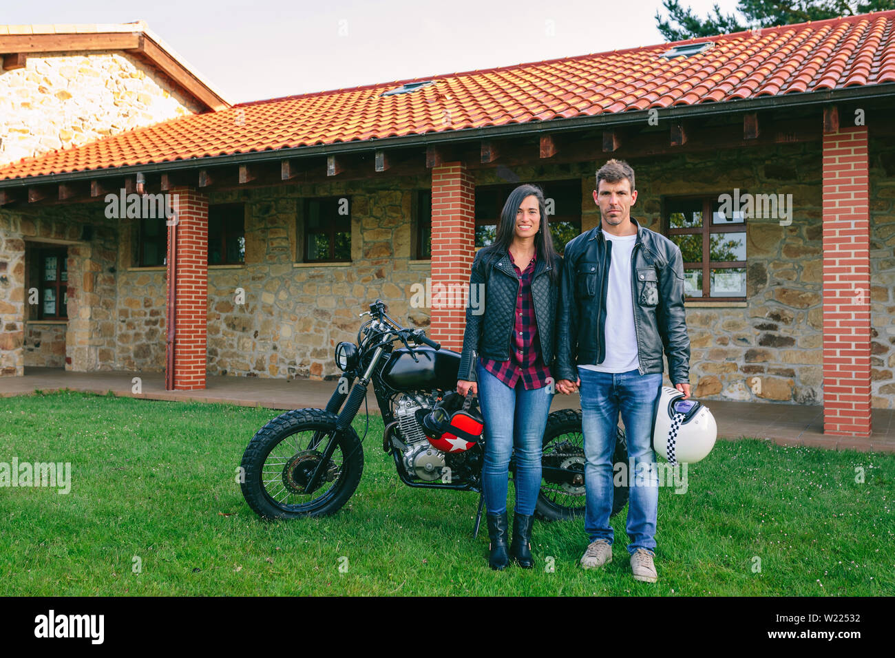 Matura in posa tenendo le mani e moto personalizzate Foto Stock