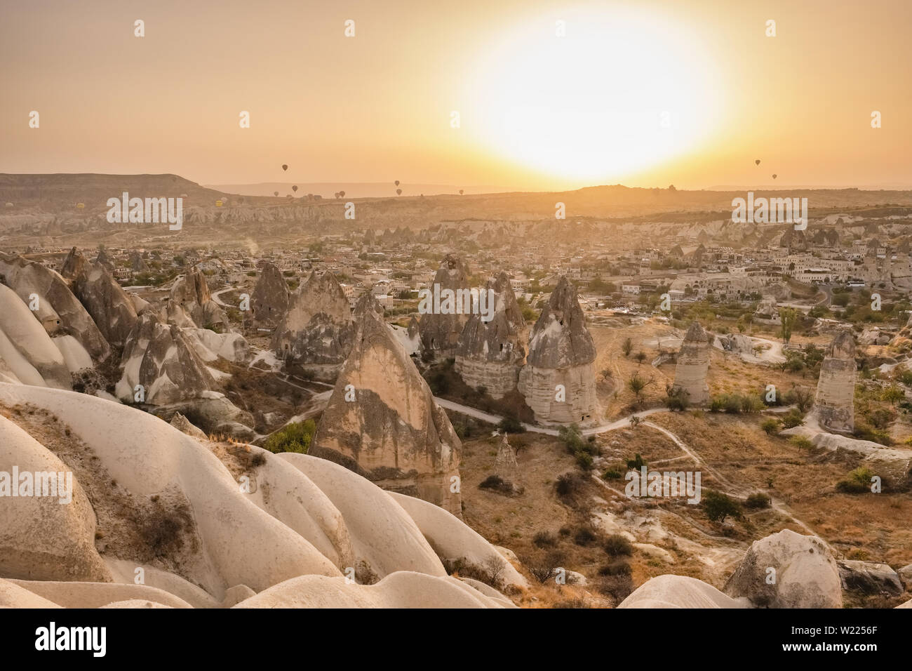 Sunrise oltre la famosa formazioni rocciose Paesaggio della Cappadocia Foto Stock