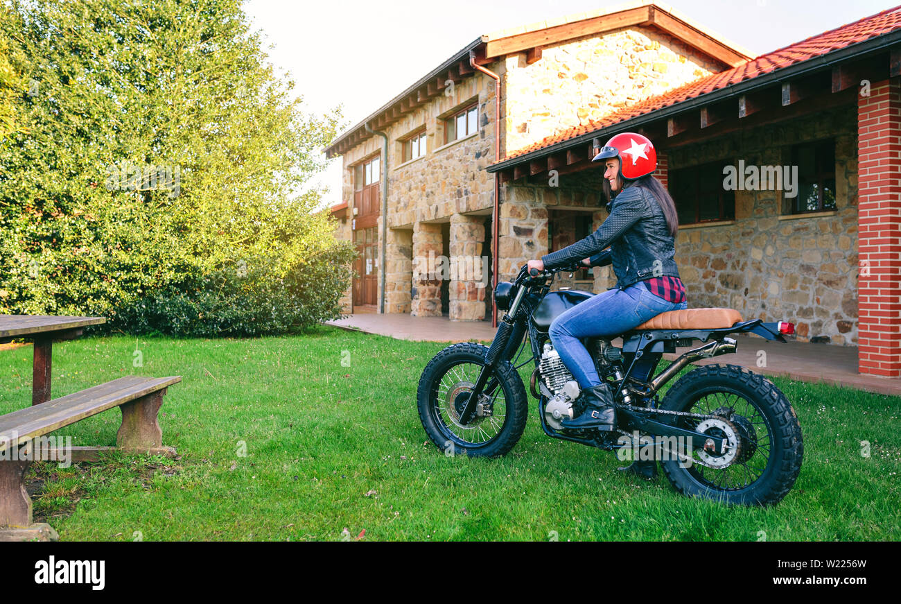 Donna con casco equitazione moto personalizzate Foto Stock