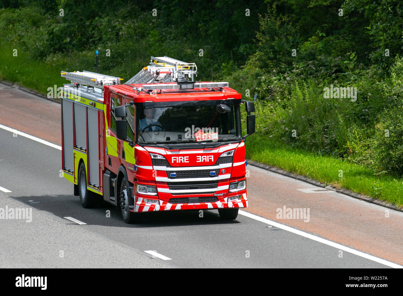 Uno di emergenza (UK) Limited; nuovo camion dei pompieri, bando di gara, i servizi di emergenza, veicolo di soccorso sulla autostrada m6 in Lancaster, Regno Unito Foto Stock