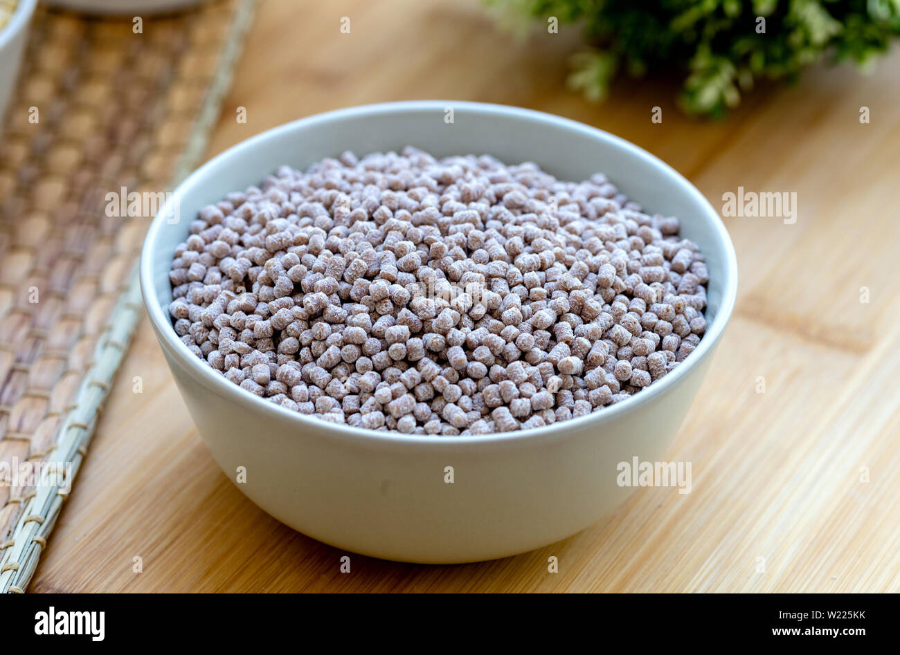 Ciotola di couscous crudo fatto da farina siyez Foto Stock