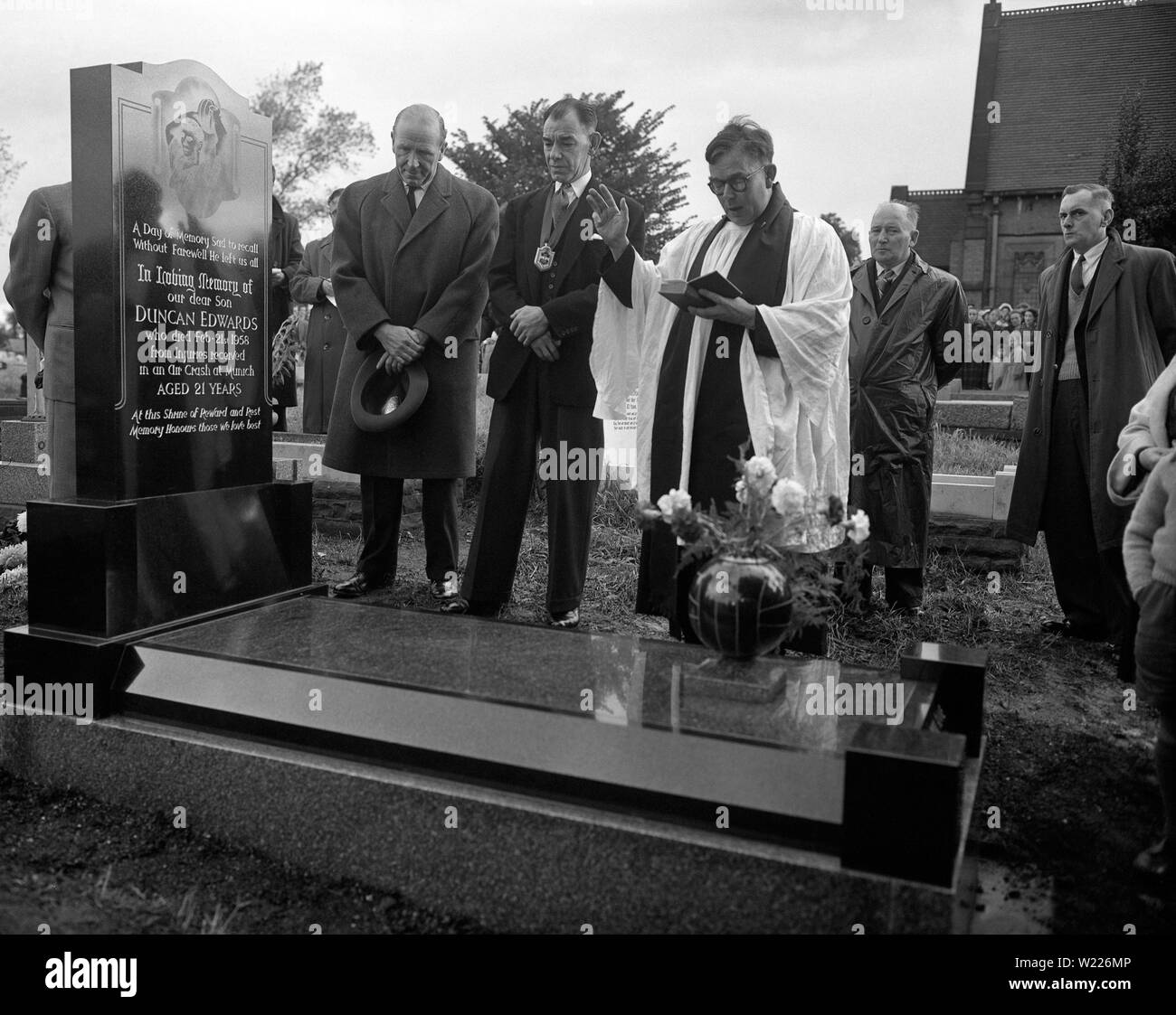 Il Manchester United manager Matt Busby assiste lo scoprimento della lapide a Duncan Edwards - il giovane Regno giocatore che era mortalmente feriti in Monaco di Baviera disastro aereo - nel cimitero di Dudley. Lo svolgimento del servizio è il Rev A.D. Cattrall. *Nel centro è il Consigliere J. Billingham, vice sindaco di Dudley, Edwards casa di città. Foto Stock