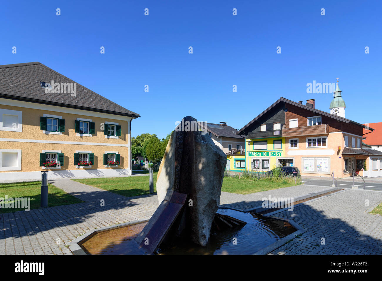 Seeham: villaggio fontana, la chiesa nel Flachgau, Salisburgo, Austria Foto Stock