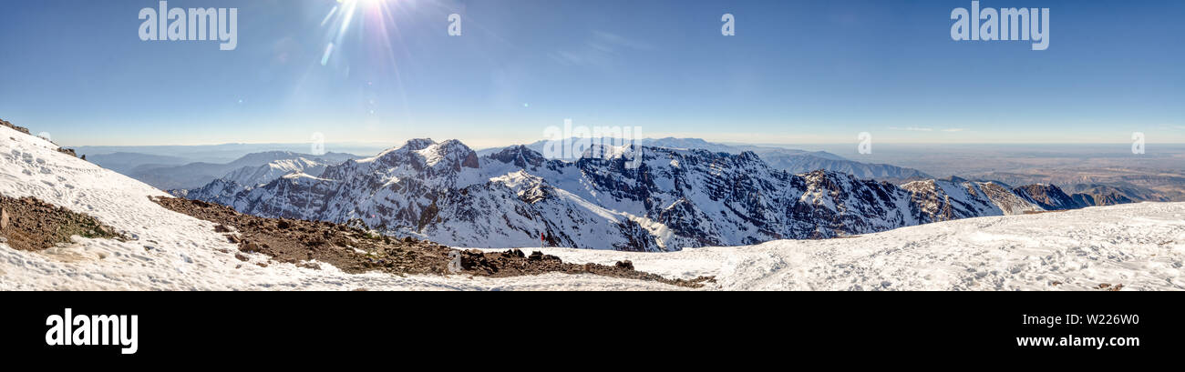 Panorama di Toubkal e altre cime delle montagne più alte di Alto Atlante in Toubkal national park, Marocco, Africa del Nord Foto Stock