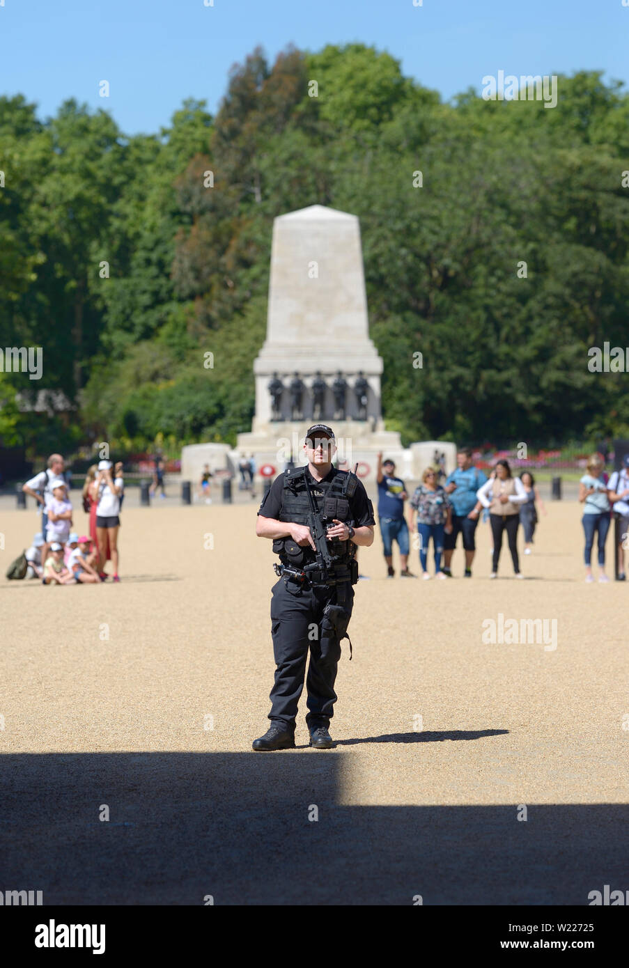 Londra, Inghilterra, Regno Unito. Agente di polizia armato sul dazio in sfilata delle Guardie a Cavallo, Whitehall Foto Stock