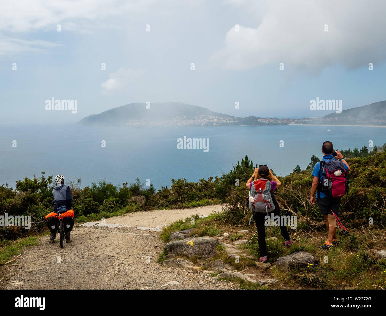 Giugno 27, 2019 - Finisterra, A CoruÃ±a, Spagna - i pellegrini sono visto cercando e scattare foto per la prima volta il Capo Finisterre. Capo Finisterre è la destinazione di quei pellegrini che, dopo aver visitato il St James' tomba è Santiago, continuare il loro cammino lungo la rotta tracciata per loro overhead dalla Via Lattea fino a che essi potrebbero non andare oltre. Finisterre era considerato durante il periodo dell' antichità classica per essere la fine del mondo conosciuto. Finisterre, o Fisterra in Gallego, il locale dialetto galiziano, mezzi ''Land's End" in latino. Accanto al faro, vi è la 0.0 chilometro Foto Stock