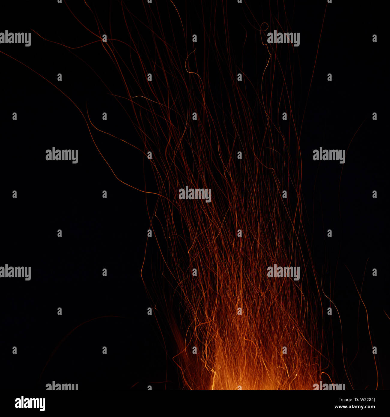 Immagine astratta di un incendio scintille su uno sfondo nero. Girato in una lunga esposizione Foto Stock