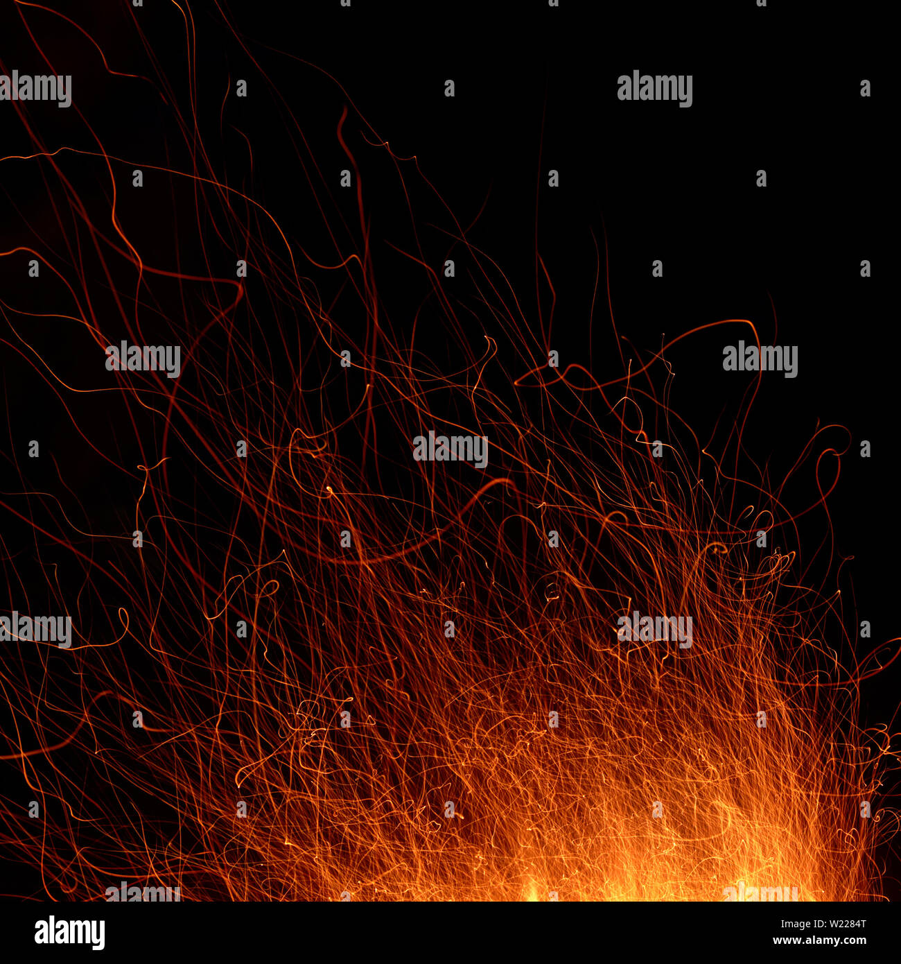 Immagine astratta di un incendio scintille su uno sfondo nero. Girato in una lunga esposizione Foto Stock