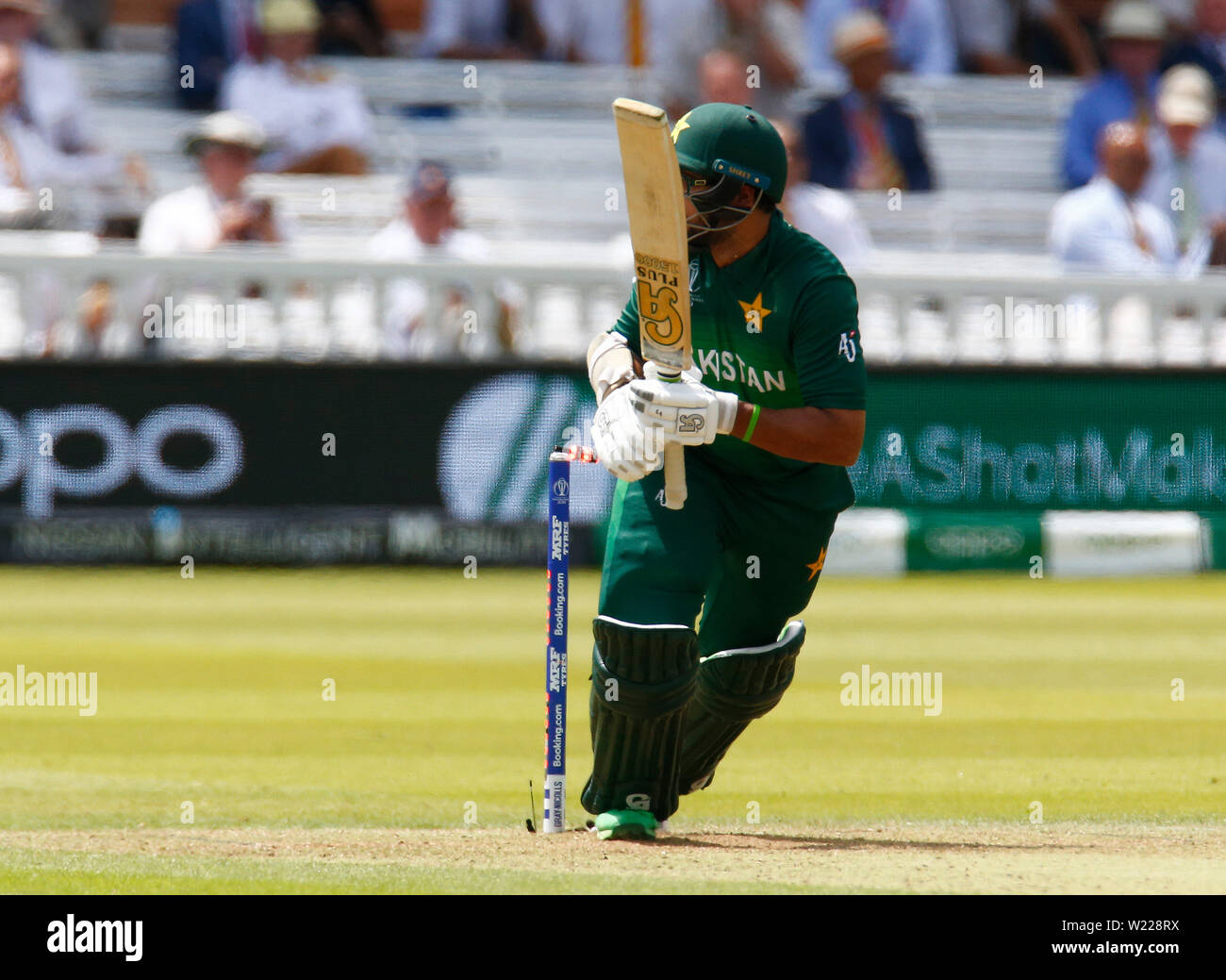 Londra, Regno Unito. 05 Luglio, 2019. Londra, Inghilterra. Luglio 05: Imam-ul-Haq del Pakistan caduta del paletto colpiti da Mustafizur Rahman del Bangladesh durante ICC Cricket World Cup fra Pakinstan e Bangladesh in corrispondenza del Signore sulla Terra 05 luglio 2019 a Londra, Inghilterra. Credit: Azione Foto Sport/Alamy Live News Foto Stock