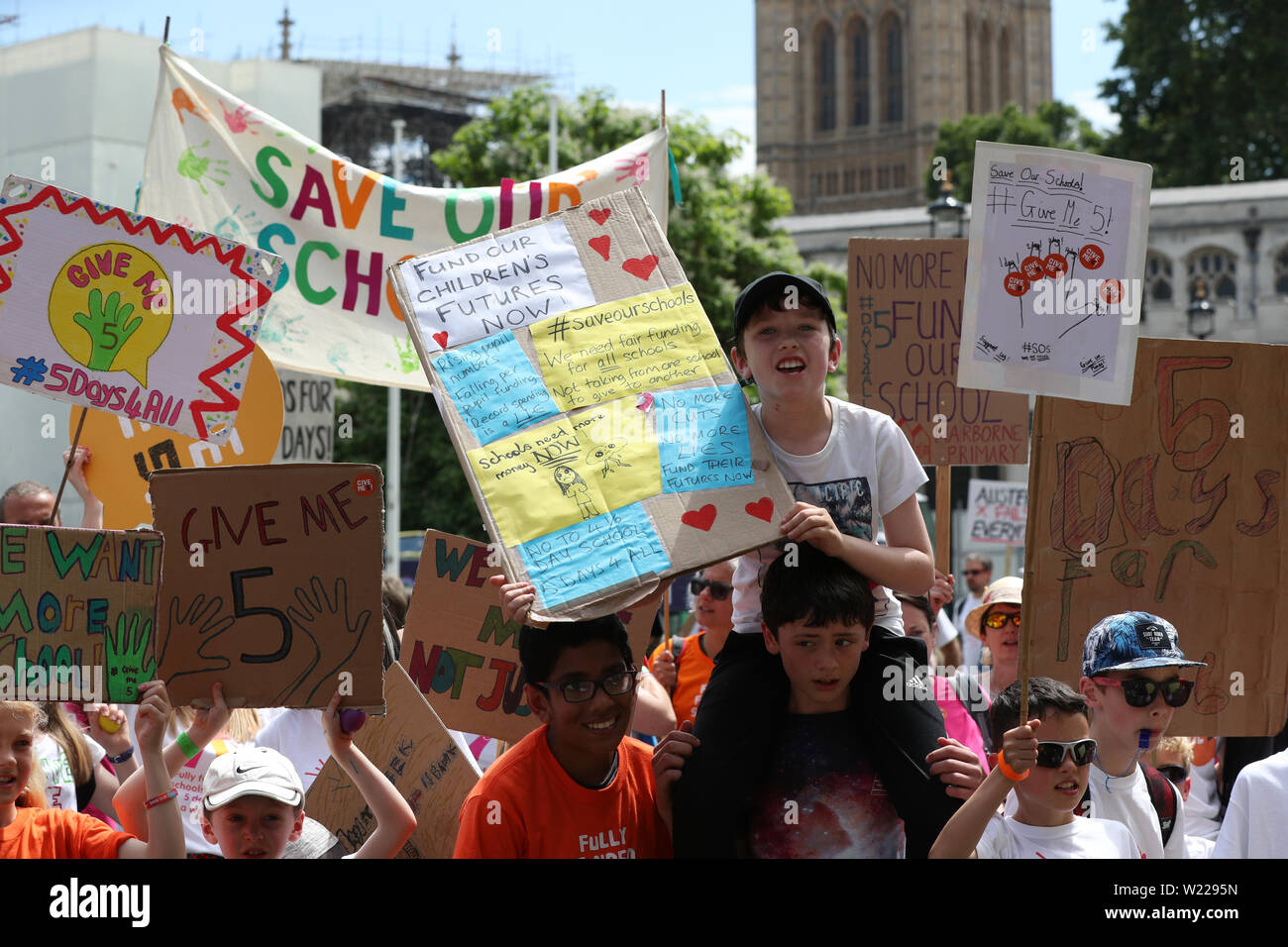 Gli studenti e i genitori che protesta per le scuole è costretto a chiudere in anticipo il venerdì da settembre a causa della riduzione di finanziamenti. Foto Stock