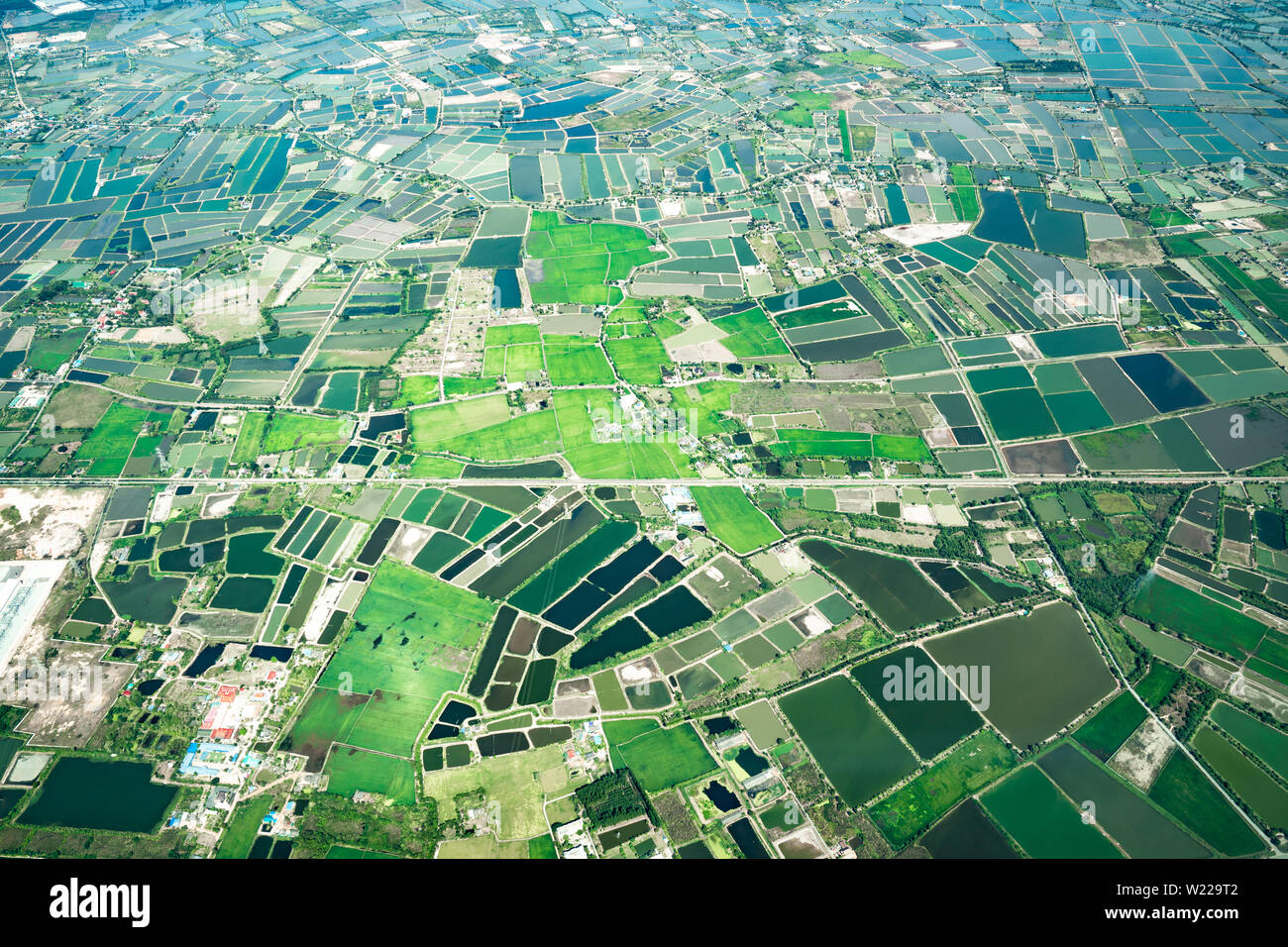 Il punto di vista del campo verde e Farm e centro città nel centro della Thailandia. Esso ha sparato da Jetplane. Foto Stock