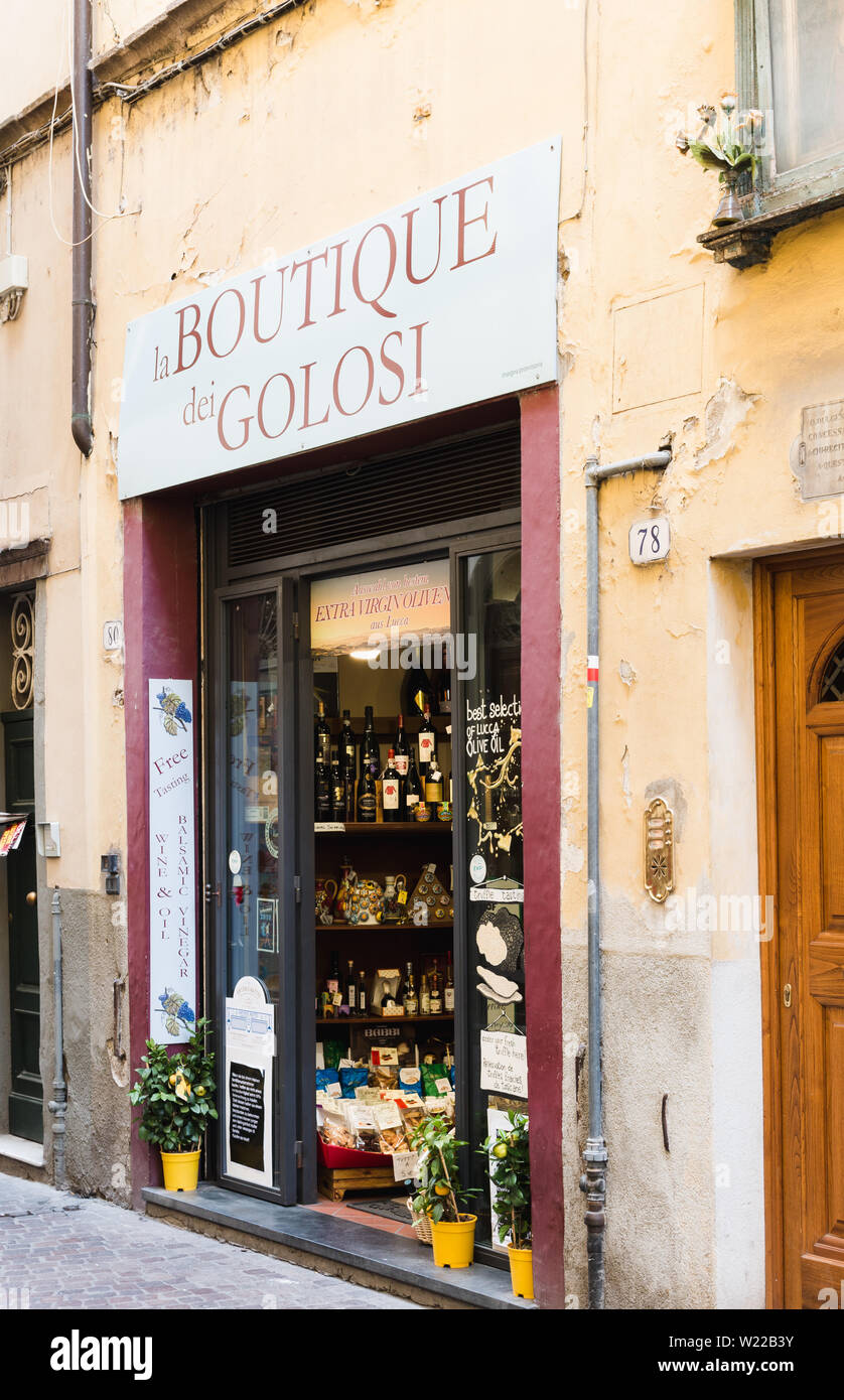 La boutique dei golosi shop esterno con segni di vendita cibi italiani Foto Stock