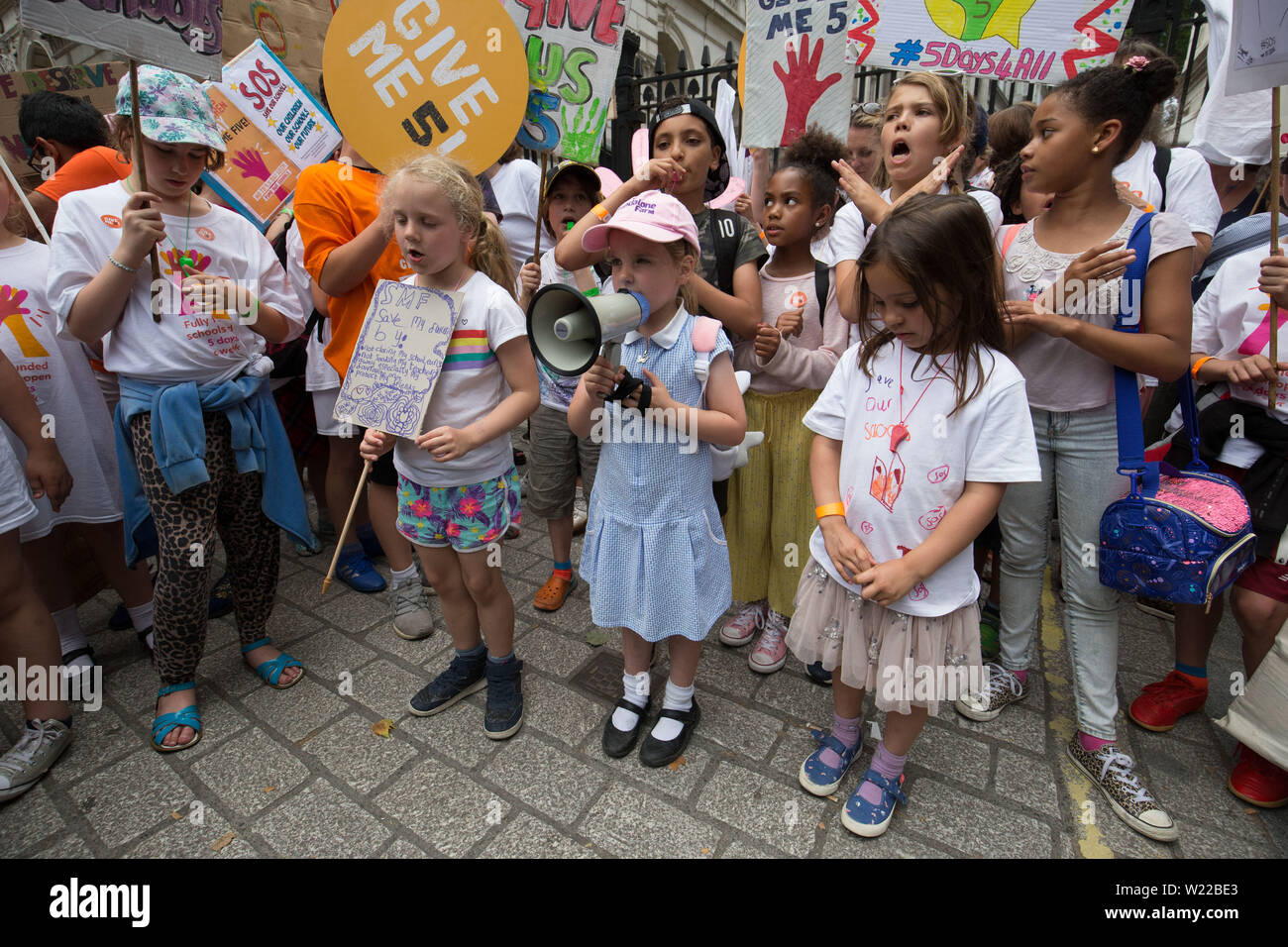 Protesta per le scuole è costretto a chiudere in anticipo il venerdì da settembre a causa della riduzione di finanziamenti ai cancelli di Downing Street, Londra. Foto Stock