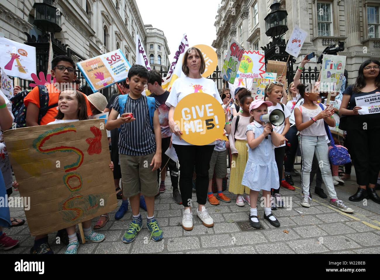 La manodopera MP Jess Phillips si unisce a una protesta per le scuole è costretto a chiudere in anticipo il venerdì da settembre a causa della riduzione di finanziamenti ai cancelli di Downing Street, Londra. Foto Stock