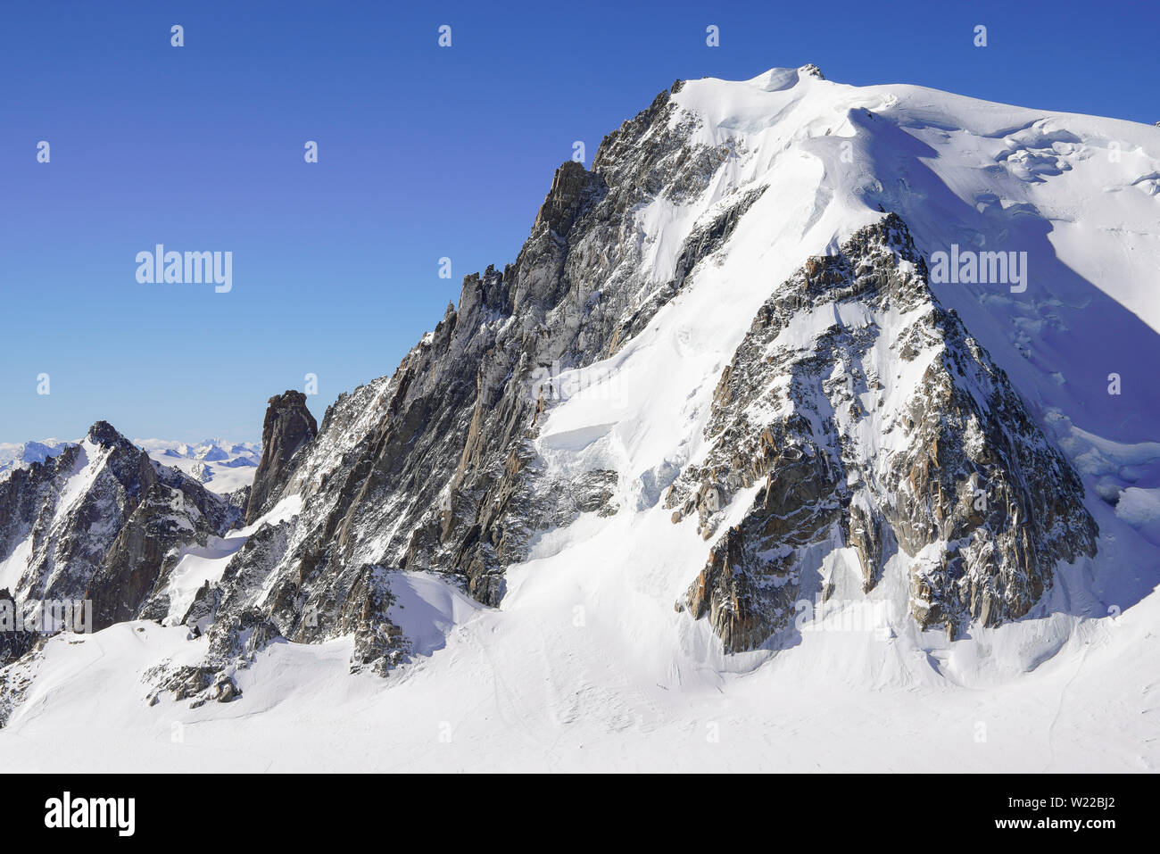 Vista del massiccio del Monte Bianco nelle Alpi francesi al di sopra di Chamonix. Francia, da Aiguille du Midi funivia. Foto Stock
