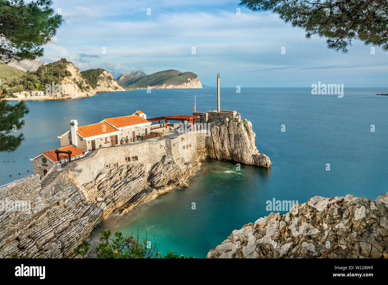 Vista di fortificato scogliera rocciosa nella località di Petrovac, Montenegro (lunga esposizione shot) Foto Stock