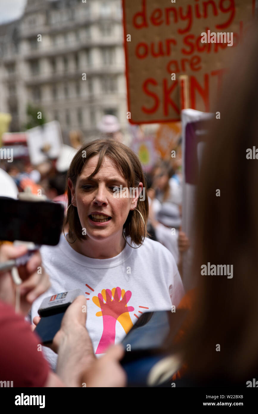 La piazza del Parlamento, Londra, Regno Unito. Il 5 luglio 2019. La manodopera MP Jess Phillips. Protesta contro le scuole chiusura anticipata il venerdì a pranzo. Credito: Matteo Chattle/Alamy Live News Foto Stock