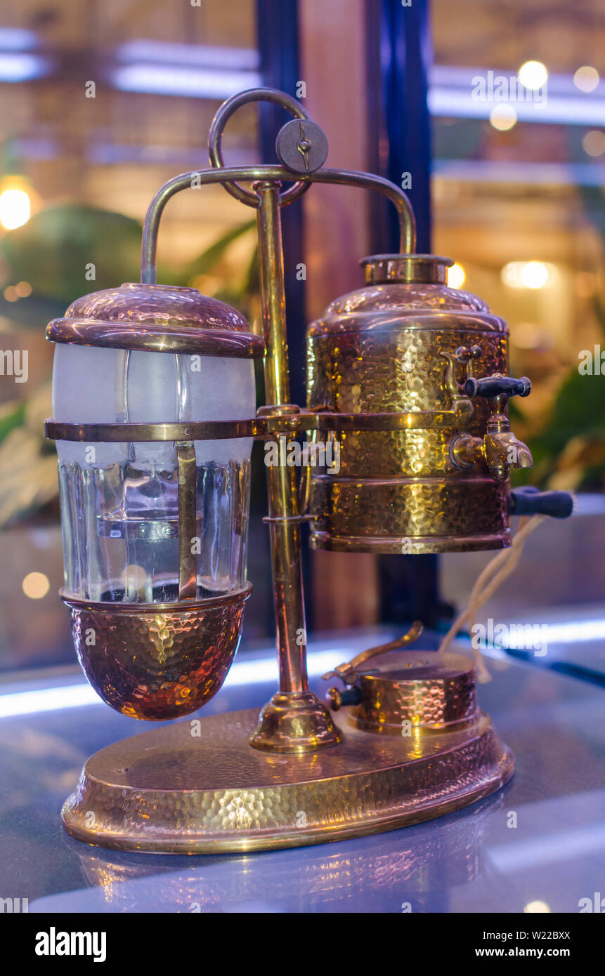 Retrò macchina da caffè di 1900-1915 anni. Quando la temperatura aumenta, l'acqua in caraffa di vetro viene tirato verso l'altro lato. Foto Stock