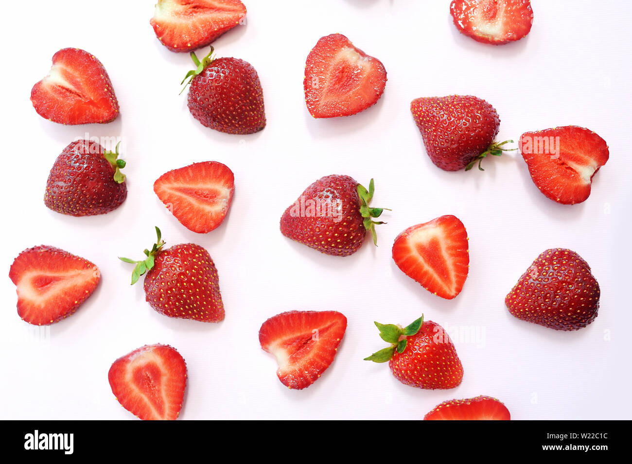 Fetta di fragola rossa texture di sfondo. Vista dall'alto. Concetto di estate alimenti eco Foto Stock