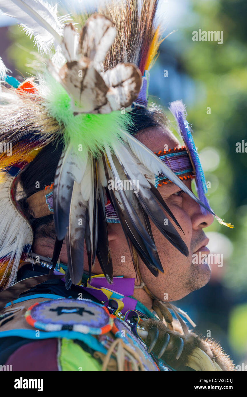 Canada Ontario, Saint Catharines, Maschio Aboriginal vestita in un tradizionale North American Indian costume dancing a Pow Wow Foto Stock