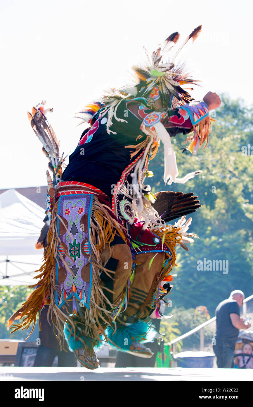 Canada Ontario, Saint Catharines, Maschio Aboriginal vestita in un tradizionale North American Indian costume dancing a Pow Wow Foto Stock