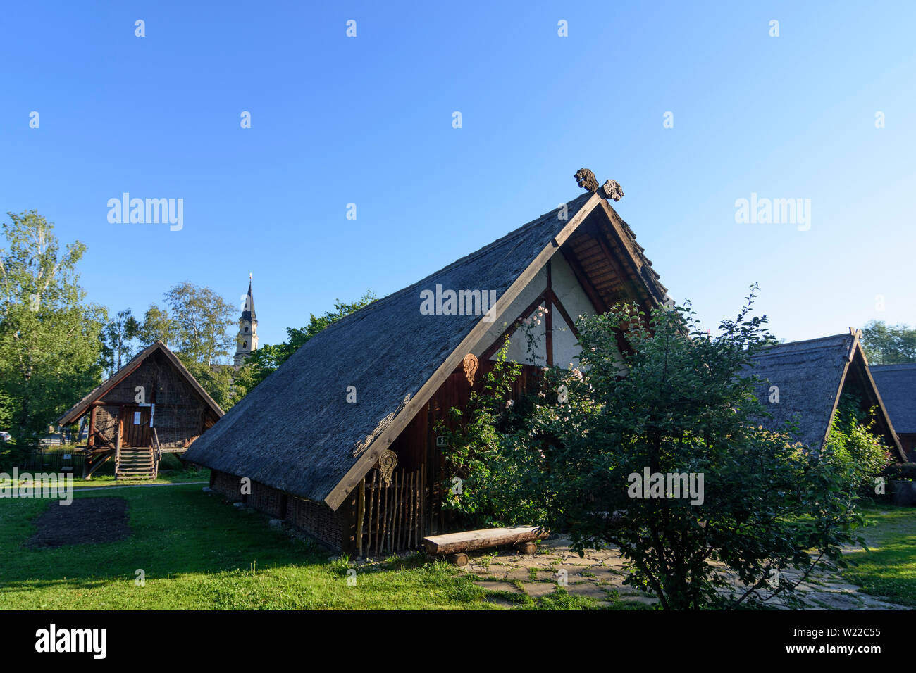 Mattsee: open air museum Bajuwarengehöft (bavaresi farm), antiche case in legno lamellare case tetto nel Flachgau, Salisburgo, Austria Foto Stock