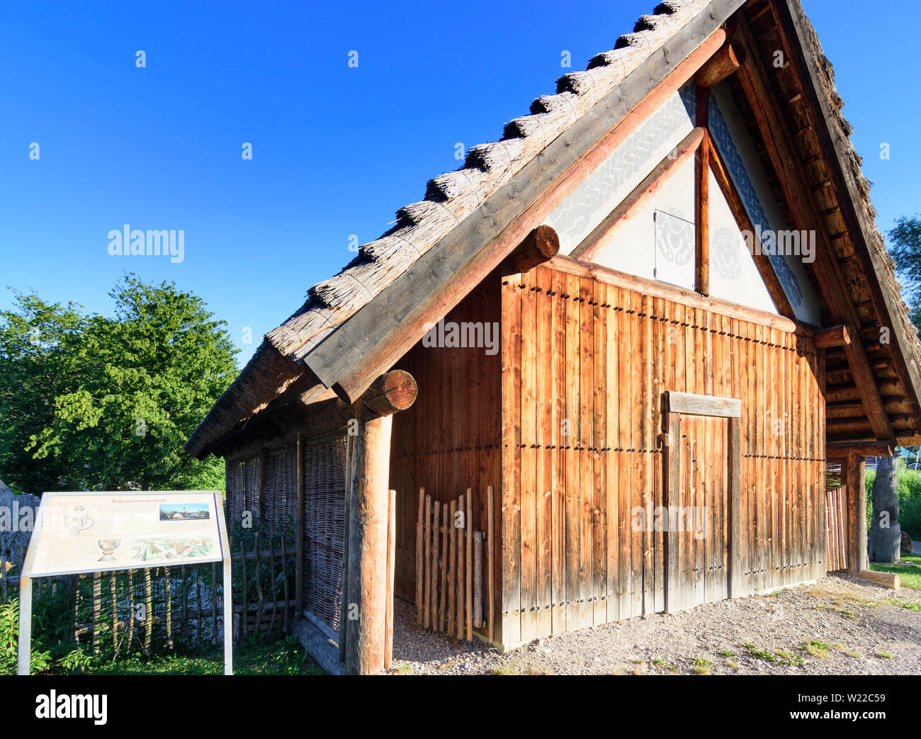 Mattsee: open air museum Bajuwarengehöft (bavaresi farm), antiche case in legno lamellare case tetto nel Flachgau, Salisburgo, Austria Foto Stock