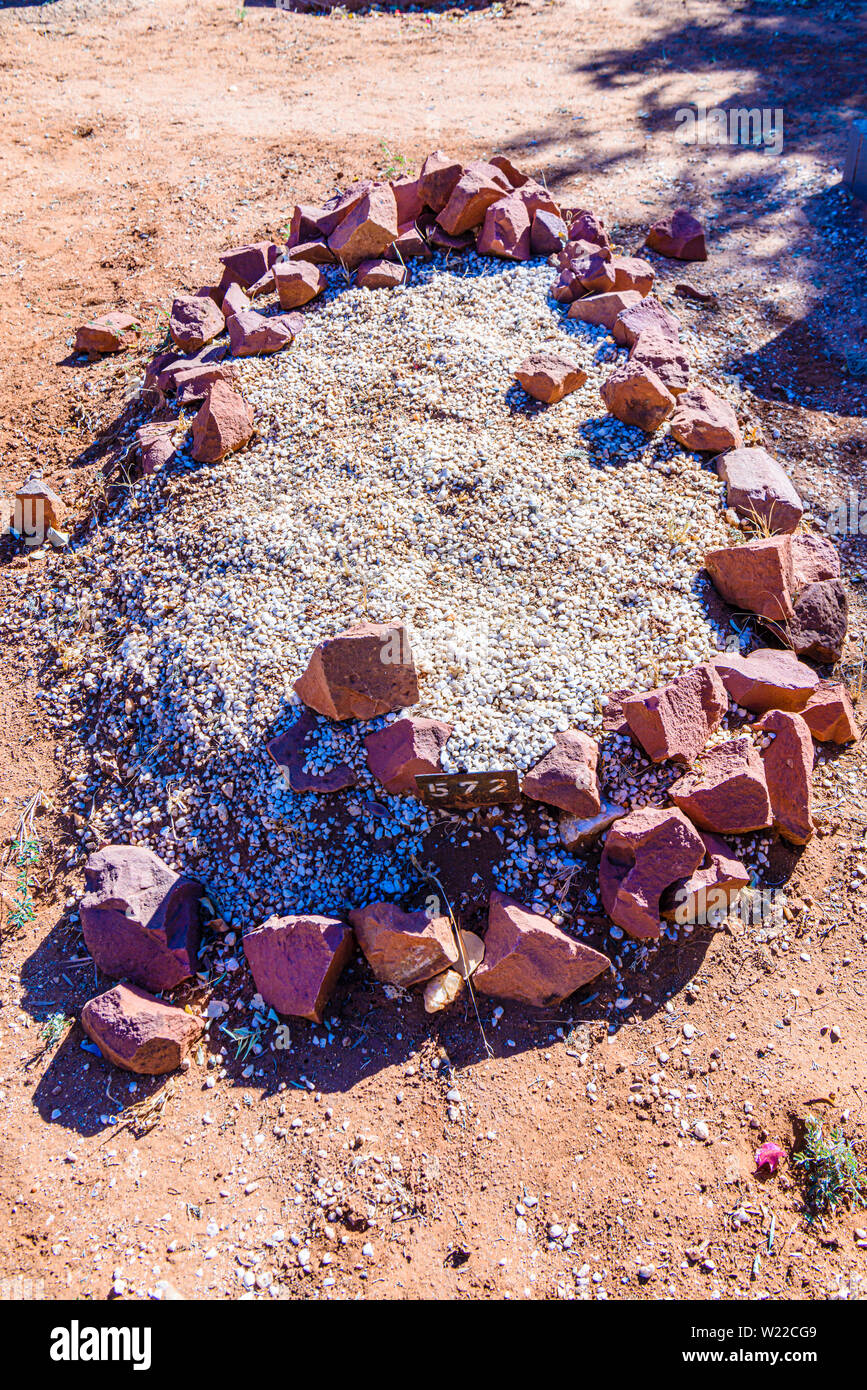 Fossa Comune segnati solo con una cornice di mattoni rotti e pietre. Foto Stock