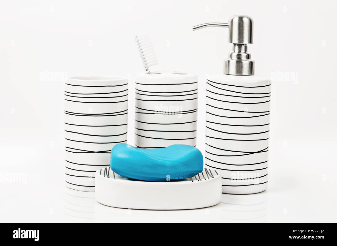 Set di pompa eramic bottiglia per sapone liquido o uno shampoo con sapone su sfondo bianco. Foto Stock