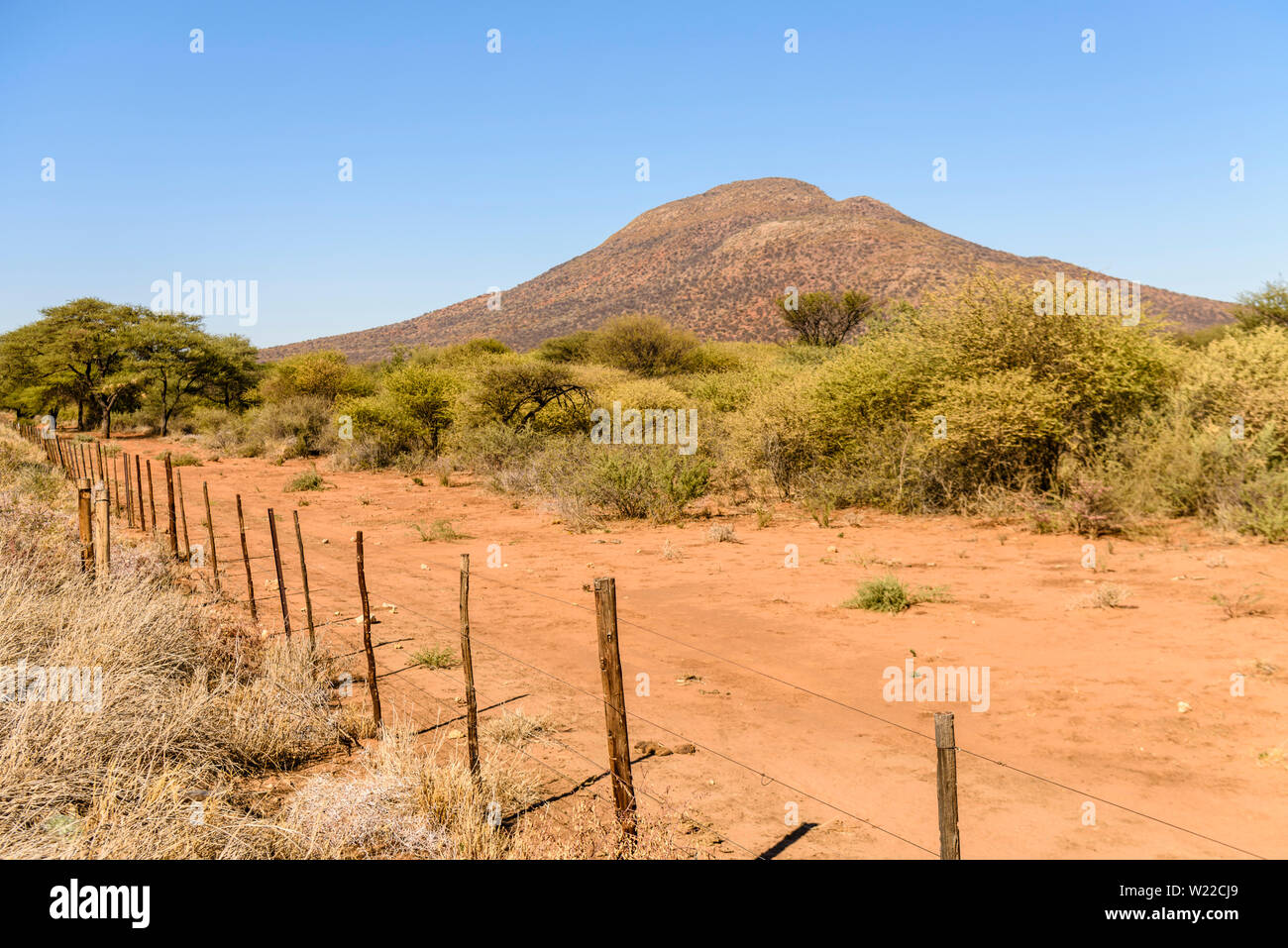 Collina Montagna dietro una recinzione di fattoria, Namibia Foto Stock