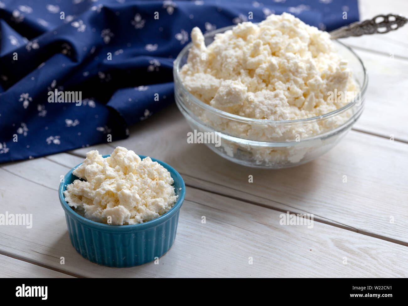 La ricotta in una ciotola sul tavolo di legno Foto Stock