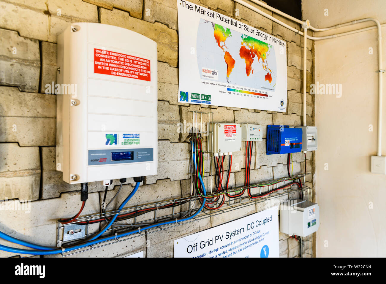 Pannello solare inverter di potenza in corrispondenza di un collegio per la formazione di giovani adulti namibiano competenze utili per consentire loro di trovare un'occupazione. Otjiwarongo, Namibia Foto Stock