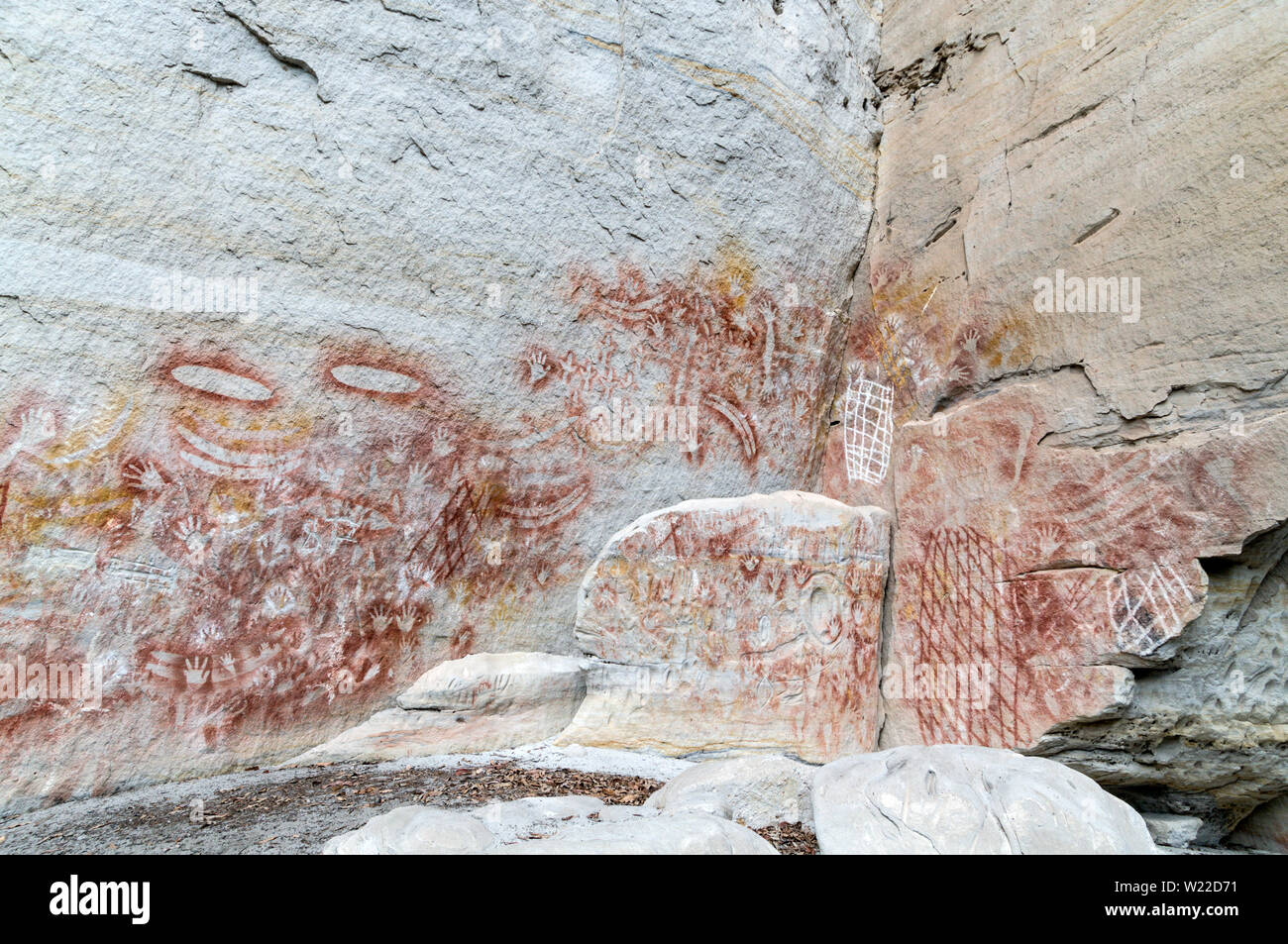 Un display di ben conservato rock Aborigena Arte stencil, credeva di essere 3.650 anni sulle bianche rocce di arenaria in Carnarvon Gorge National P Foto Stock