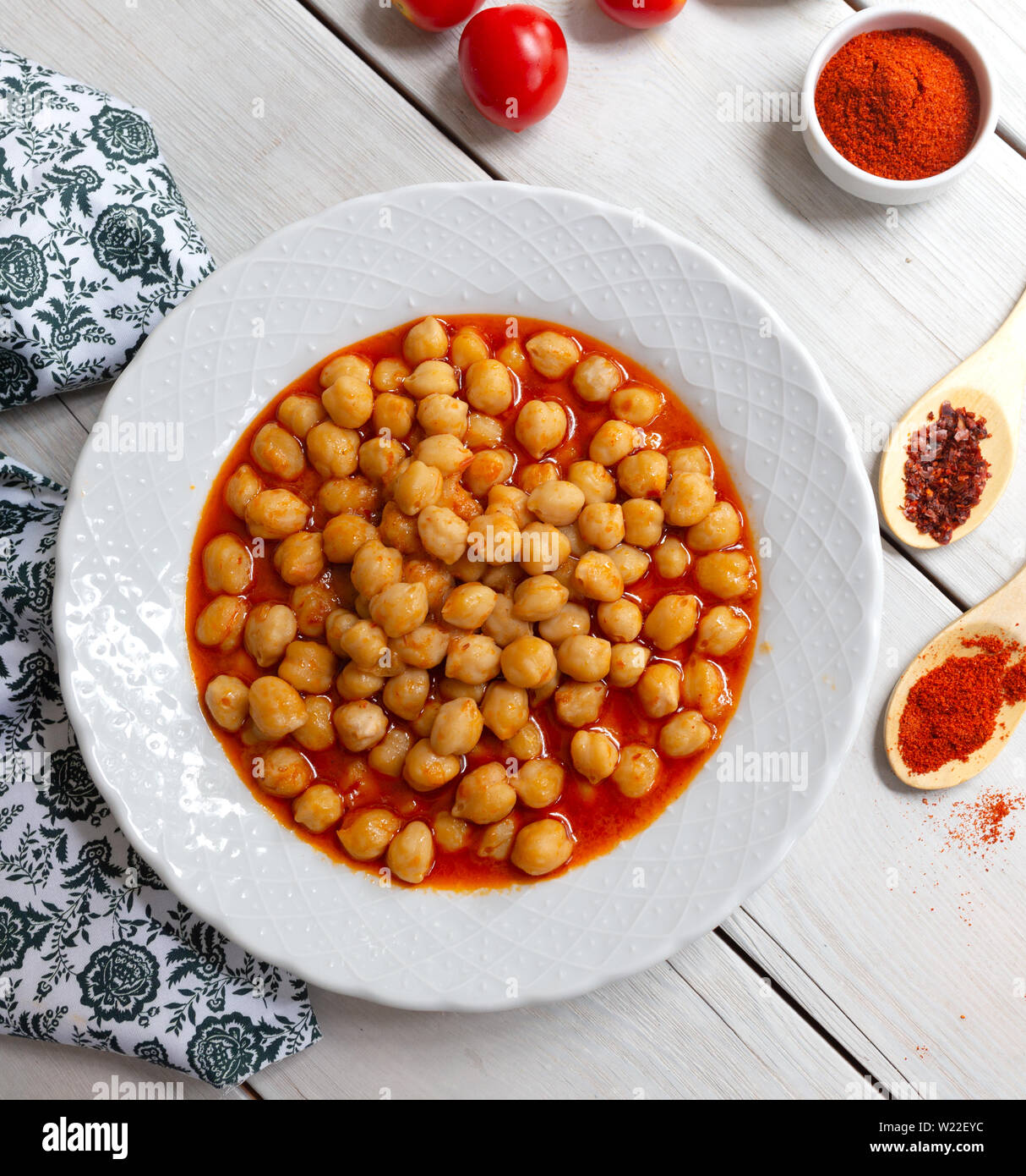 Piatti vegetariani saporiti pulcino piccante zuppa di piselli su un sfondo di legno / stufato Cheakpea/ turco pilaki nohut Foto Stock