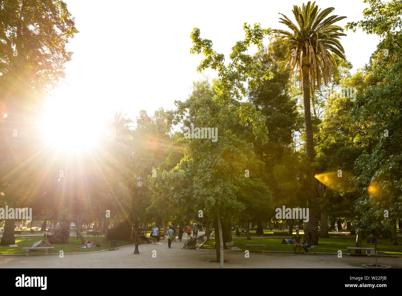 Santiago, Regione Metropolitana, Cile - la gente camminare e rilassarsi nel parco Forestal, alla più tradizionale parco urbano in ci Foto Stock