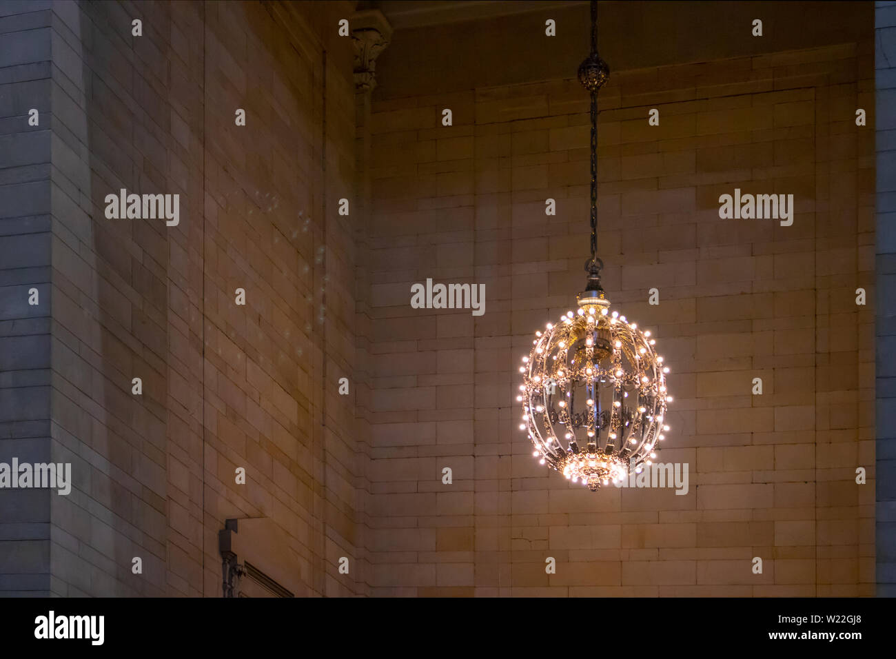 Elevato overhead appendere le luci sul soffitto a New York City il Grand Central Station Foto Stock