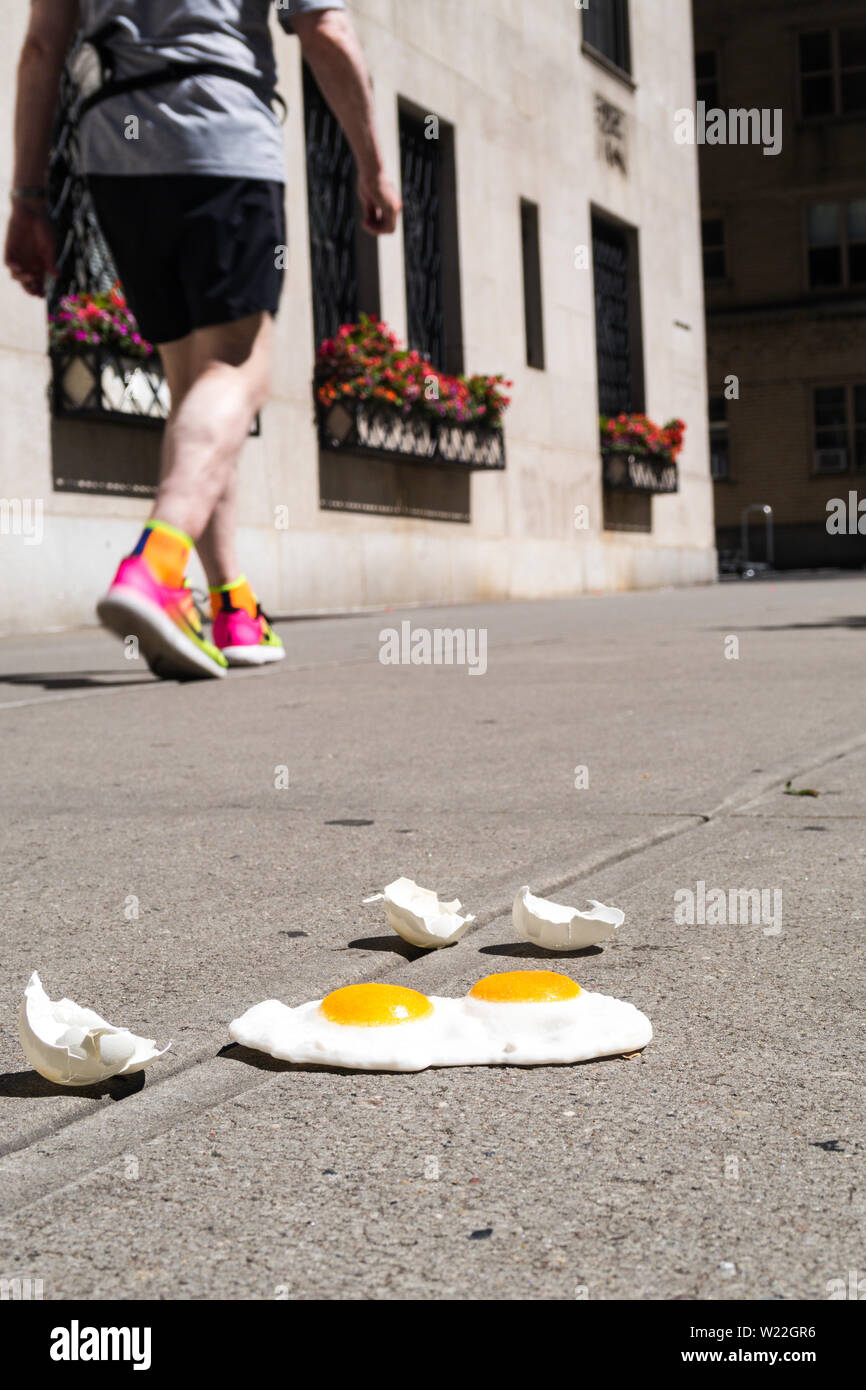 L'espressione "è abbastanza caldo per friggere uova su un marciapiede' è usato durante una ondata di caldo a New York City, Stati Uniti d'America Foto Stock