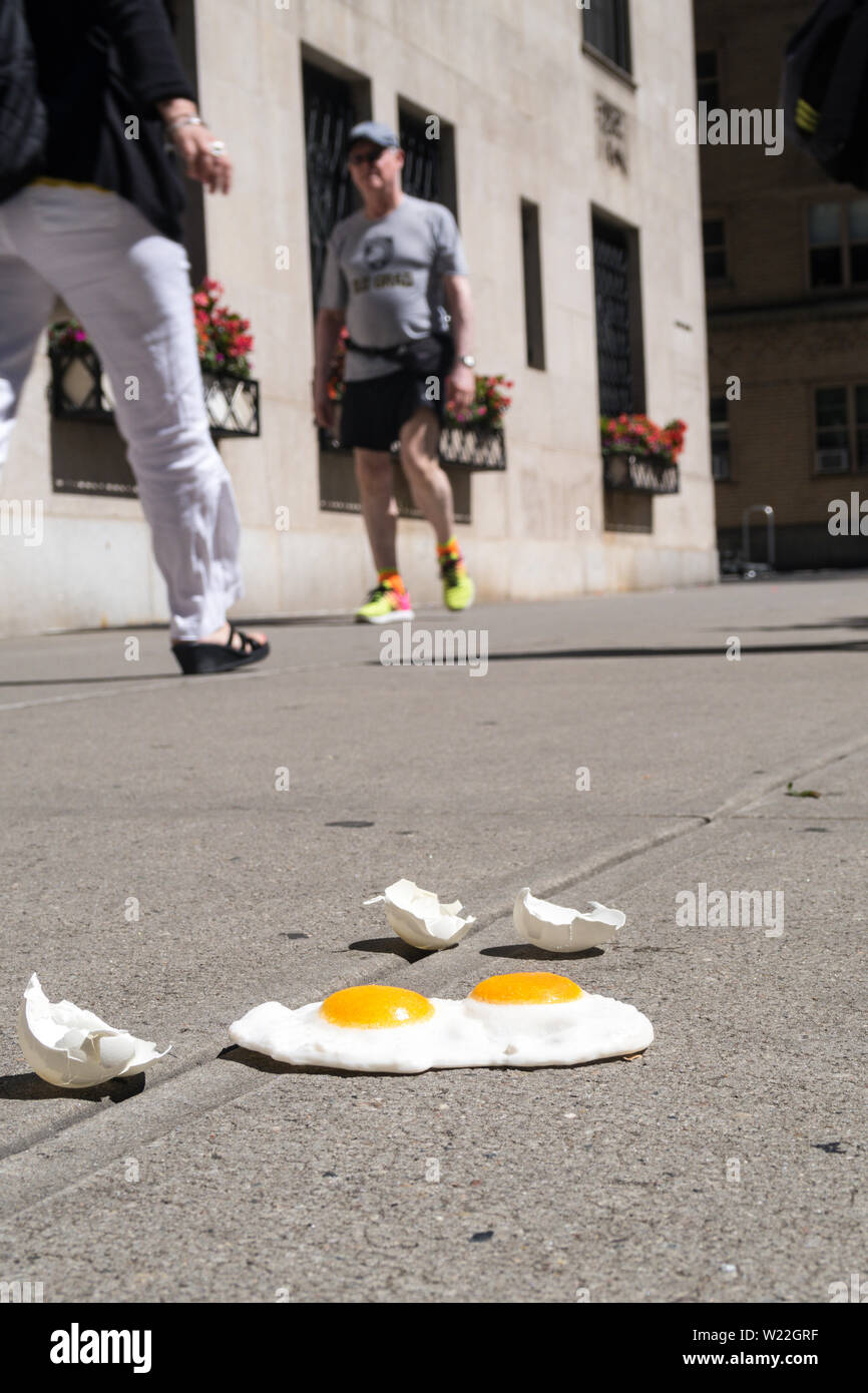 L'espressione "è abbastanza caldo per friggere uova su un marciapiede' è usato durante una ondata di caldo a New York City, Stati Uniti d'America Foto Stock