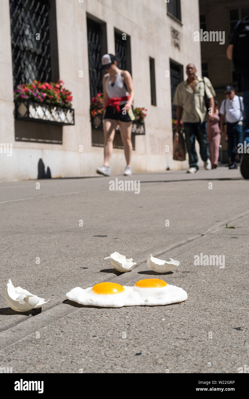 L'espressione "è abbastanza caldo per friggere uova su un marciapiede' è usato durante una ondata di caldo a New York City, Stati Uniti d'America Foto Stock