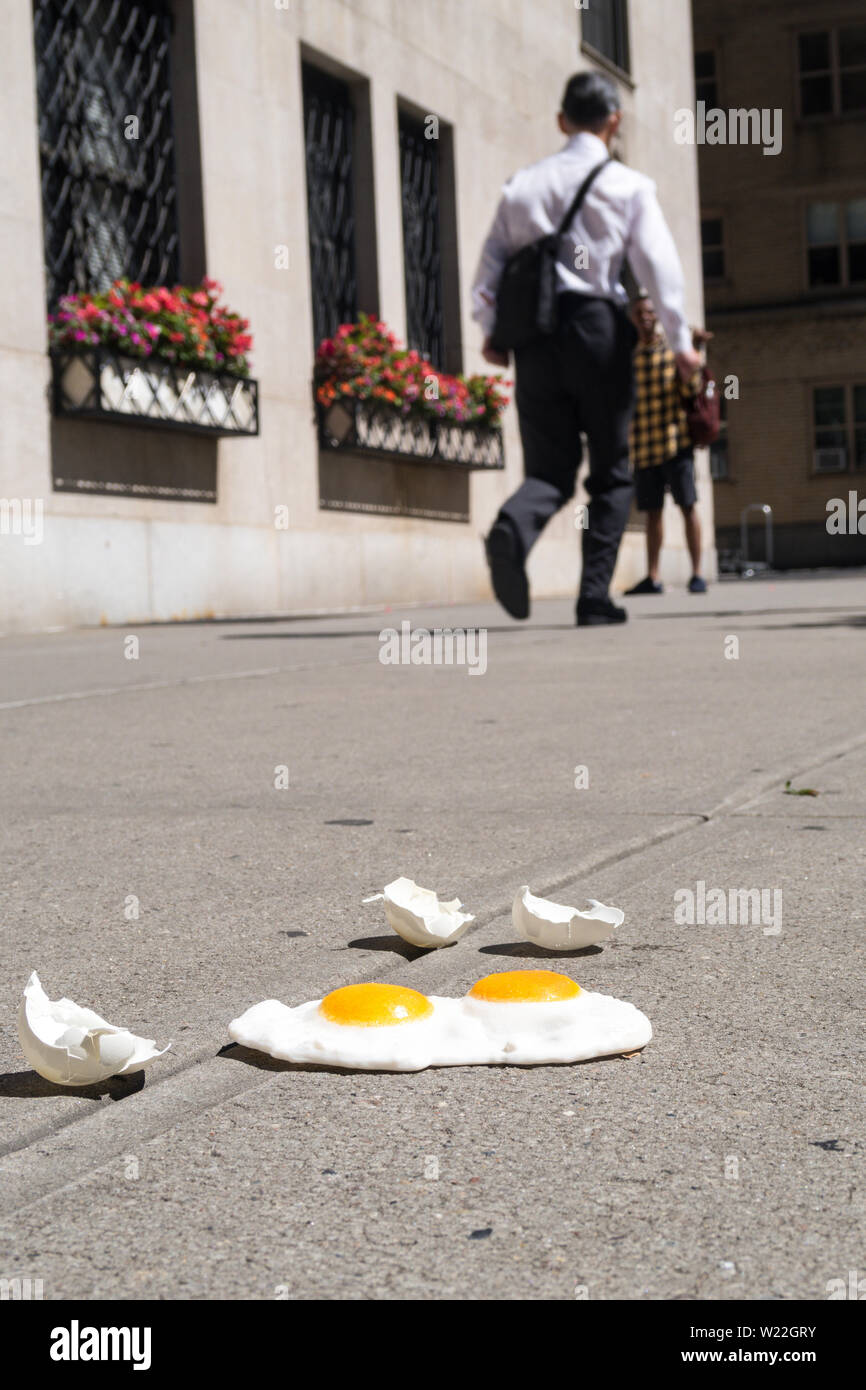 L'espressione "è abbastanza caldo per friggere uova su un marciapiede' è usato durante una ondata di caldo a New York City, Stati Uniti d'America Foto Stock
