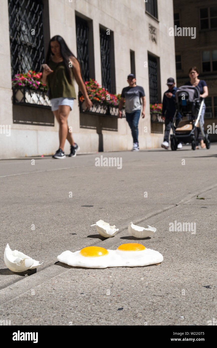 L'espressione "è abbastanza caldo per friggere uova su un marciapiede' è usato durante una ondata di caldo a New York City, Stati Uniti d'America Foto Stock