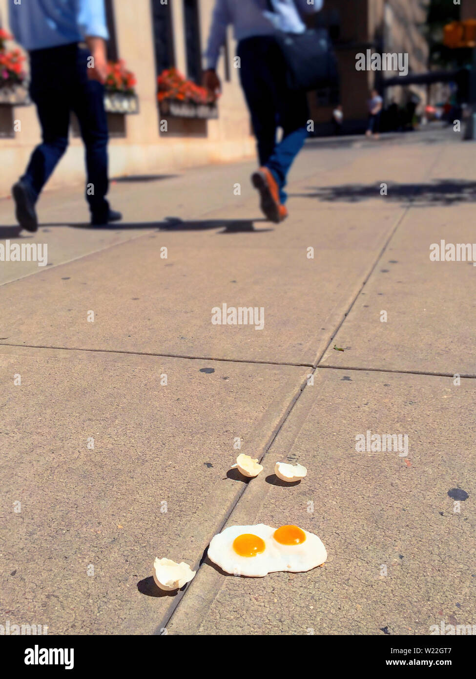L'espressione "è abbastanza caldo per friggere uova su un marciapiede' è usato durante una ondata di caldo a New York City, Stati Uniti d'America Foto Stock