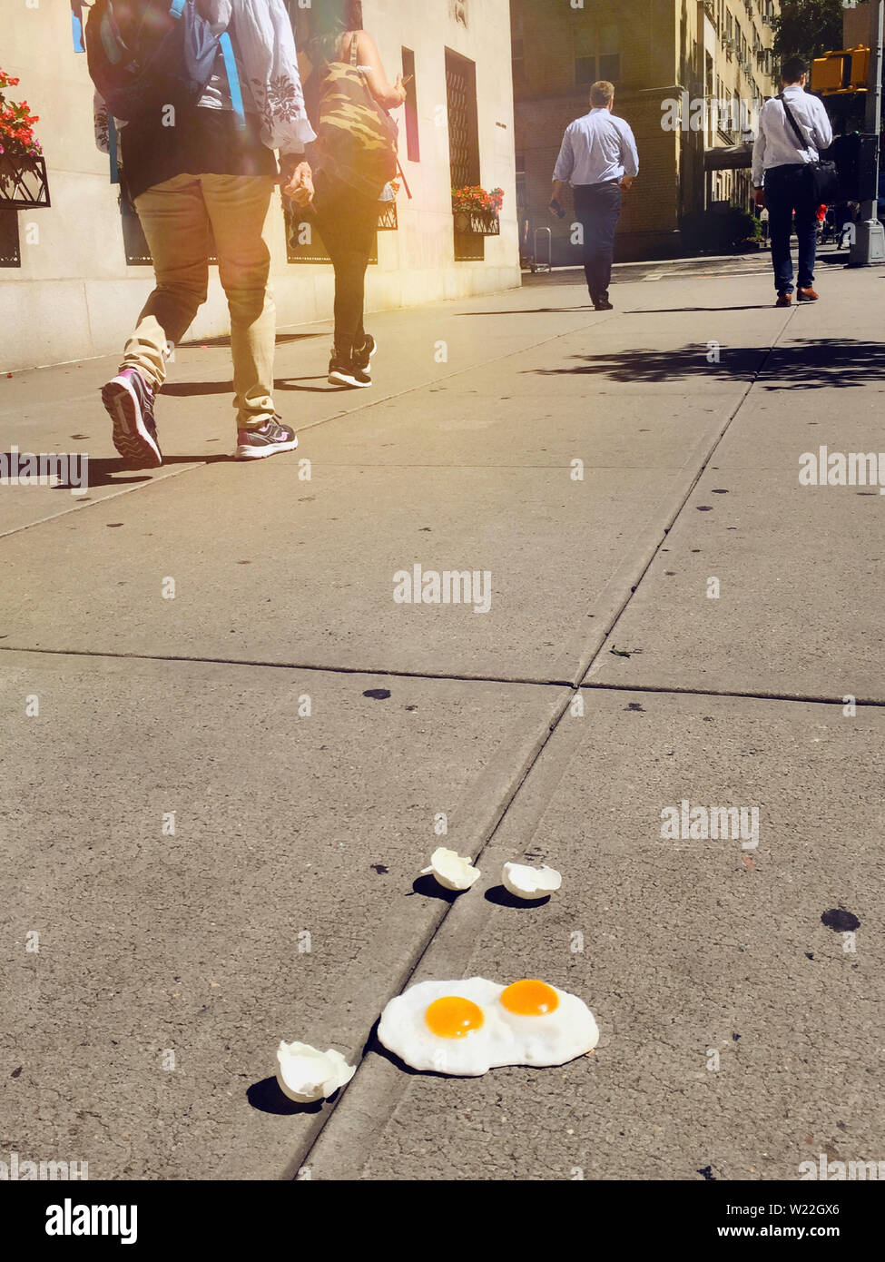 L'espressione "è abbastanza caldo per friggere uova su un marciapiede' è usato durante una ondata di caldo a New York City, Stati Uniti d'America Foto Stock