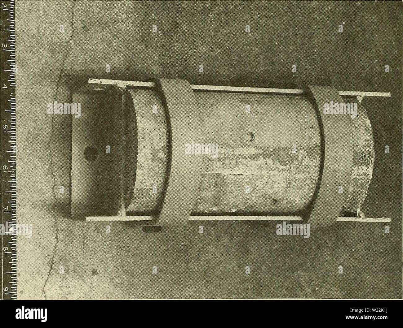 Immagine di archivio da pagina 21 del profondo oceano-il degrado biologico dei beni materiali (1965). Deep Ocean biodeterioration di materiali deepoceanbiodete03mura Anno: 1965 in Figura 10. Singolo e a più conduttori dei cavi elettrici prima dell'esposizione. Le estremità sono sigillate con gomma siliconica cemento. La figura 11. Cilindro di calcestruzzo in un rack prima dell'esposizione. 18 Foto Stock