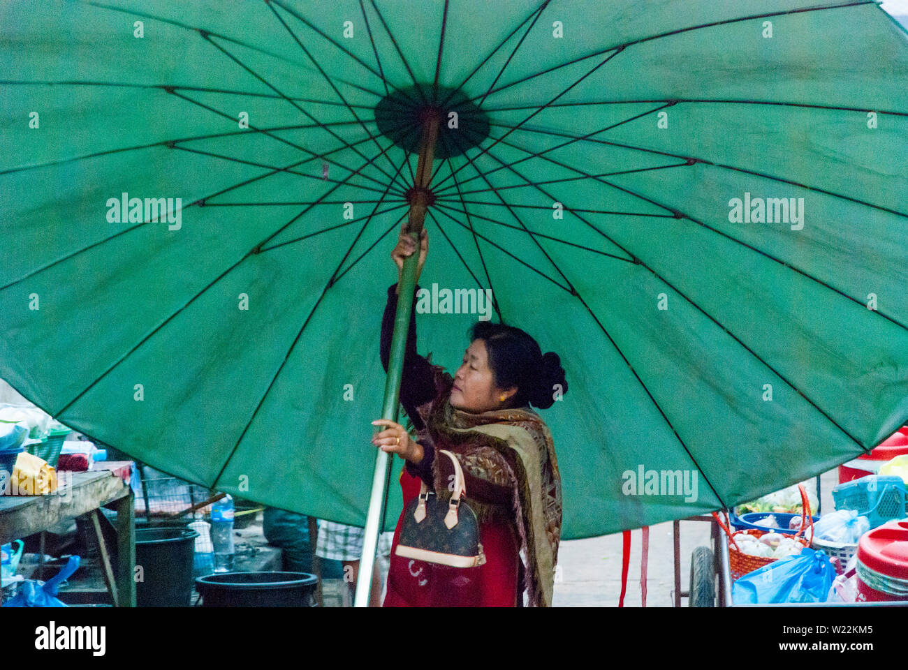 Giant umbrella immagini e fotografie stock ad alta risoluzione - Alamy