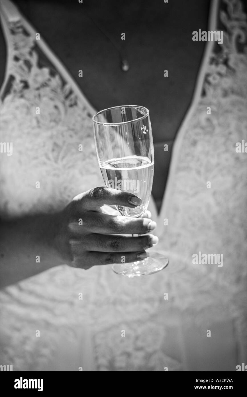 Mano von Braut mit Schaumwein Foto Stock