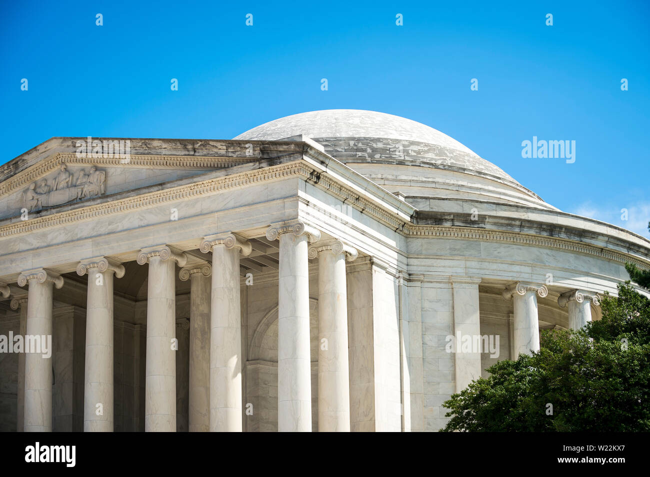 Vista panoramica di marmo bianco delle colonne in stile neoclassico decorare la parte esterna del Jefferson Memorial su un luminoso giorno di estate in Washington DC, Stati Uniti d'America Foto Stock