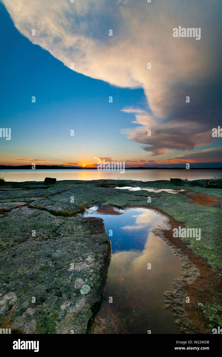 Bel tramonto a Storefjorden nel lago Vansjø in Østfold, Norvegia. Vansjø è il lago più grande in Østfold e il lago con i suoi dintorni di laghi e fiumi sono costituenti il sistema di acqua chiamato Morsavassdraget. Luglio, 2008. Foto Stock