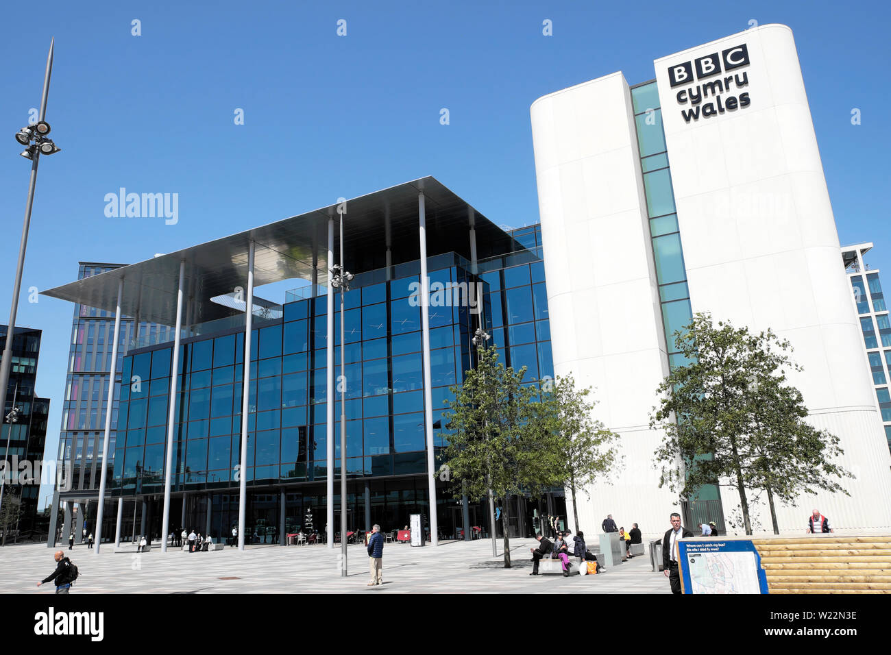 BBC Cymru Galles del nuovo edificio e del nuovo centro shopping nel centro città piazza centrale di Cardiff Wales UK KATHY DEWITT Foto Stock