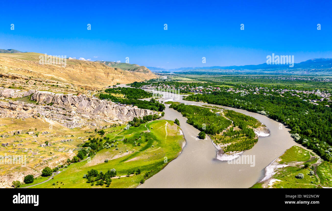 Uplistsikhe su una banca del fiume Kura, un antico rock-conci di città in Georgia Foto Stock